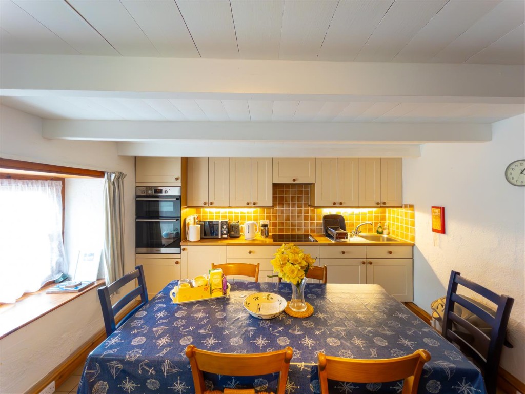 Lot: 47284 - DETACHED WELL PRESENTED THREE-BEDROOM BEACH HOUSE IN IDYLLIC LOCATION - Kitchen dining area
